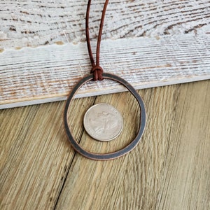 Lange Boho lederen koperen cirkel ketting, Boho Vintage koperen cirkel hanger op leer, verstelbaar afbeelding 10