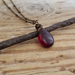 アンティーク真鍮のガーネットガラスティアドロップペンダント