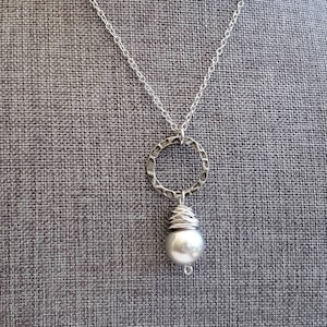 Colar com pingente de pérola cinza claro em prata envelhecida: estilo boho com arame enrolado