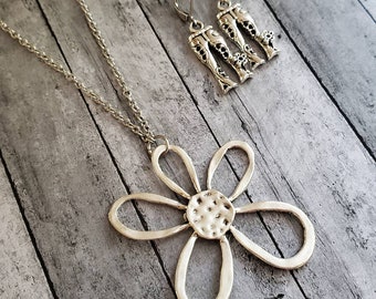 Long Boho Silver Daisy Necklace, Long Silver Flower Pendant Necklace, Daisy Pendant, Stainless Steel Silver Chain