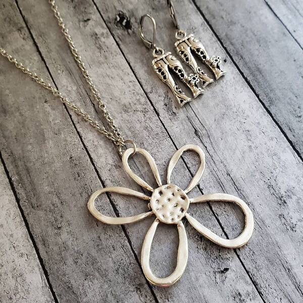 Long Boho Silver Daisy Necklace, Long Silver Flower Pendant Necklace, Daisy Pendant, Stainless Steel Silver Chain