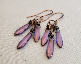 Boucles d'oreilles pendantes en grappe de verre violet irisé rustique en cuivre vieilli, Boucles d'oreilles en grappe violettes en cuivre rustique, bohème, fil enveloppé