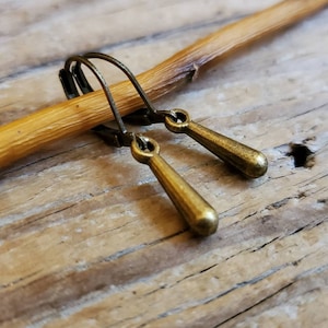 Pendientes colgantes de latón envejecido: estilo minimalista en bronce de tamaño pequeño.