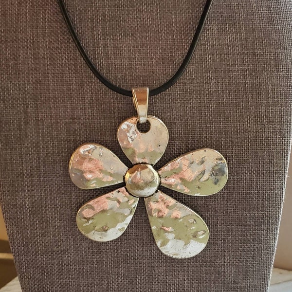 Oversized Boho Silver Daisy Choker in Leather, Silver Flower Pendant Necklace in Leather, Oversized Daisy Pendant