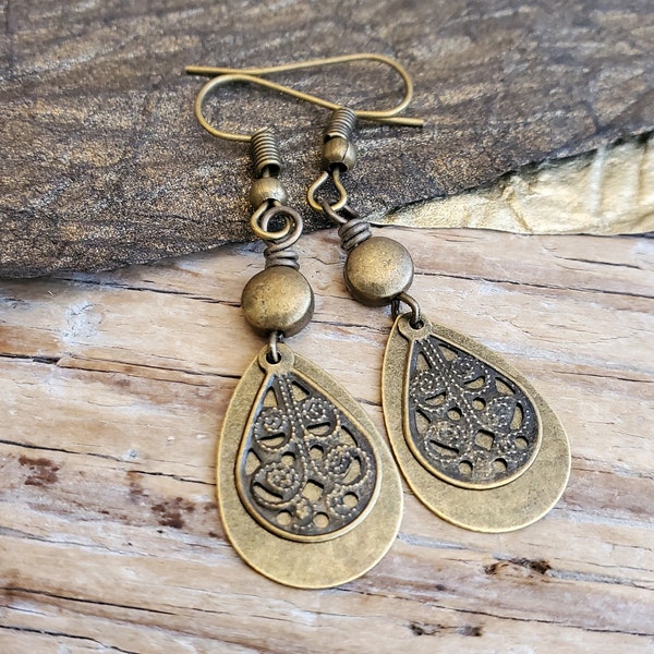 Boucles d'oreilles longues en bronze en forme de larme, Boucles d'oreilles longues en bronze, Boucles d'oreilles en laiton légères en forme de larme, Laiton vieilli