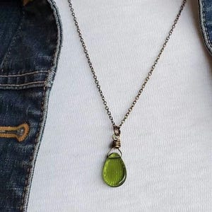 Olivgrün Anhänger aus Böhmischem Glas - Kette aus Antik-Messingdraht gewickelt