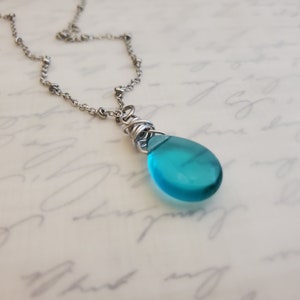 Durchscheinend Seafoam Blau Tschechische Glas Teardrop Anhänger, Wire Wrapped, Aqua Blau Grün Anhänger Halskette mit Antik Silber Satelliten Kette