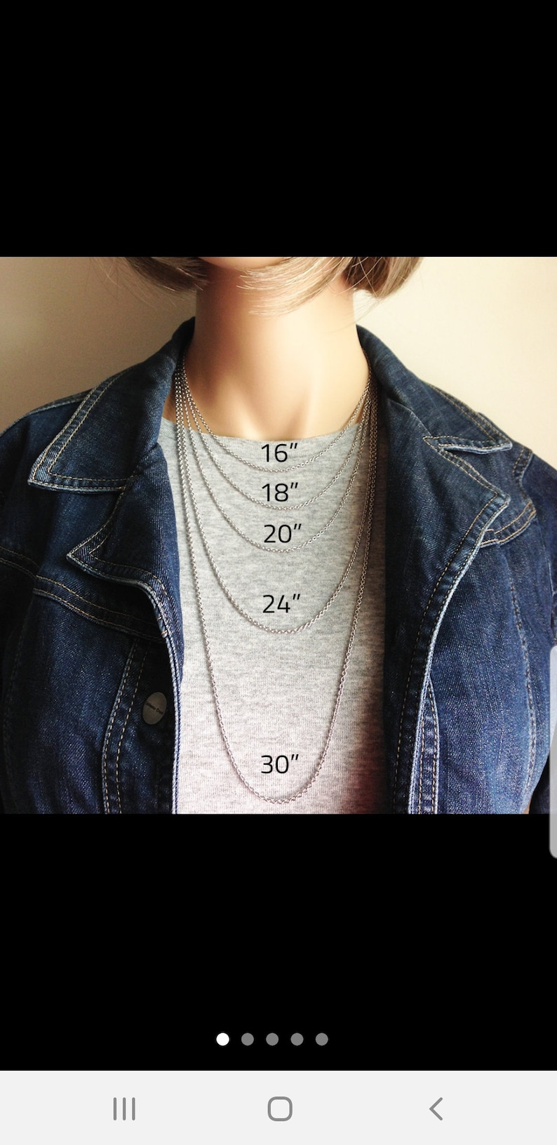 Pu&ograve; includere: Una persona indossa una maglietta grigia e una giacca di jeans, mostrando una collana a catena d'argento in varie lunghezze: 40 cm, 45 cm, 50 cm, 61 cm e 76 cm. La collana &egrave; esposta sul petto.