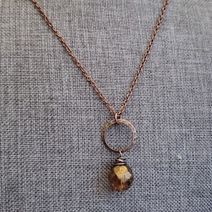 Colar com pingente de vidro tcheco em bronze facetado em cobre oxidado, colar longo estilo boho de cobre, com fio enrolado, pingente de contas de bronze
