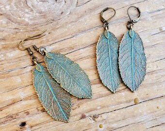 Boucles d'oreilles feuille vert de gris, boucles d'oreilles feuille artisan, boucles d'oreilles feuille verte, boucles d'oreilles feuille en laiton patiné, boucles d'oreilles Woodland