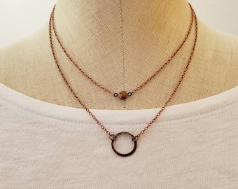Collana con doppia catena con anello e disco in rame anticato: pendente minimalista a strati