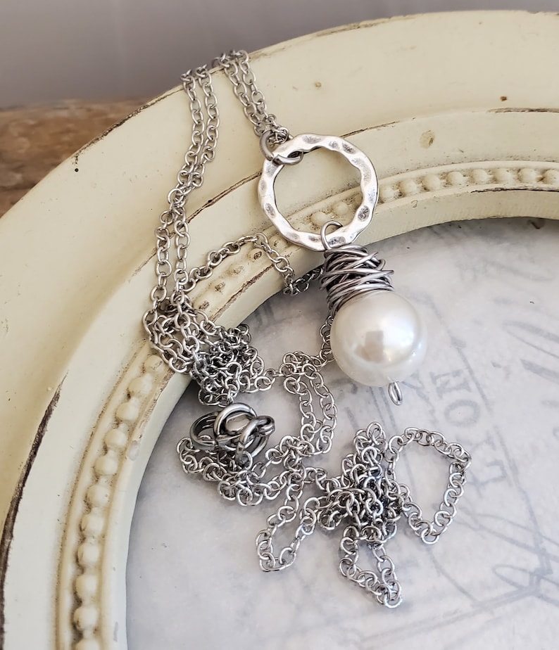 Collier bohème avec pendentif perle blanche, bijoux en fil métallique, collier de perles à grand prix, collier perle sur chaîne en argent antique, pendentif perle image 2