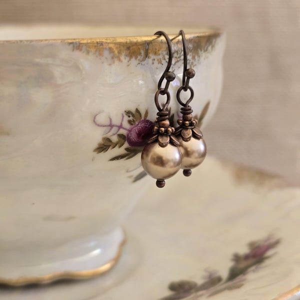 Brincos de pérola Swarovski cor mocha em cobre envelhecido, com pérolas marrom-creme.
