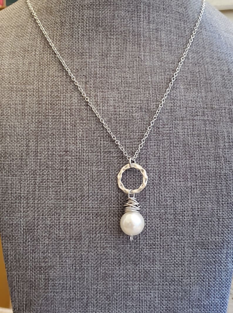 Collier bohème avec pendentif perle blanche, bijoux en fil métallique, collier de perles à grand prix, collier perle sur chaîne en argent antique, pendentif perle image 6