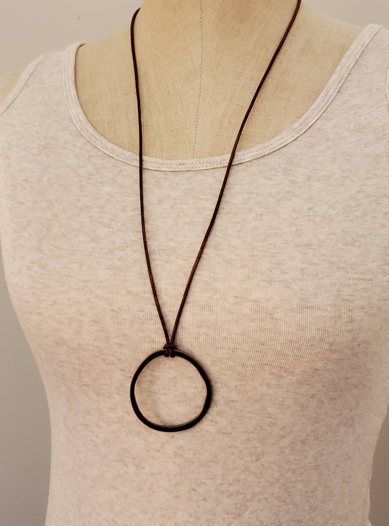 Lange Boho lederen koperen cirkel ketting, Boho Vintage koperen cirkel hanger op leer, verstelbaar afbeelding 2