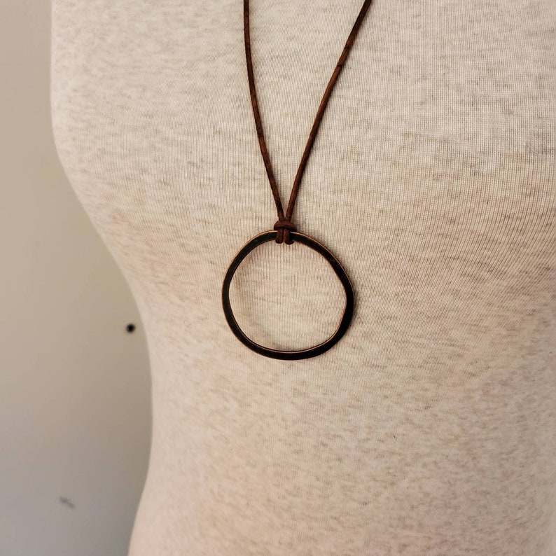 Lange Boho lederen koperen cirkel ketting, Boho Vintage koperen cirkel hanger op leer, verstelbaar afbeelding 8