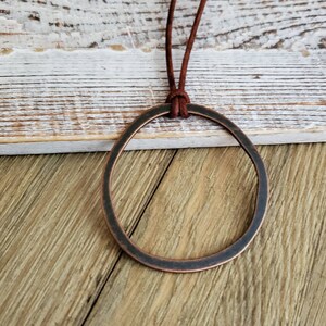 Lange Boho lederen koperen cirkel ketting, Boho Vintage koperen cirkel hanger op leer, verstelbaar afbeelding 5