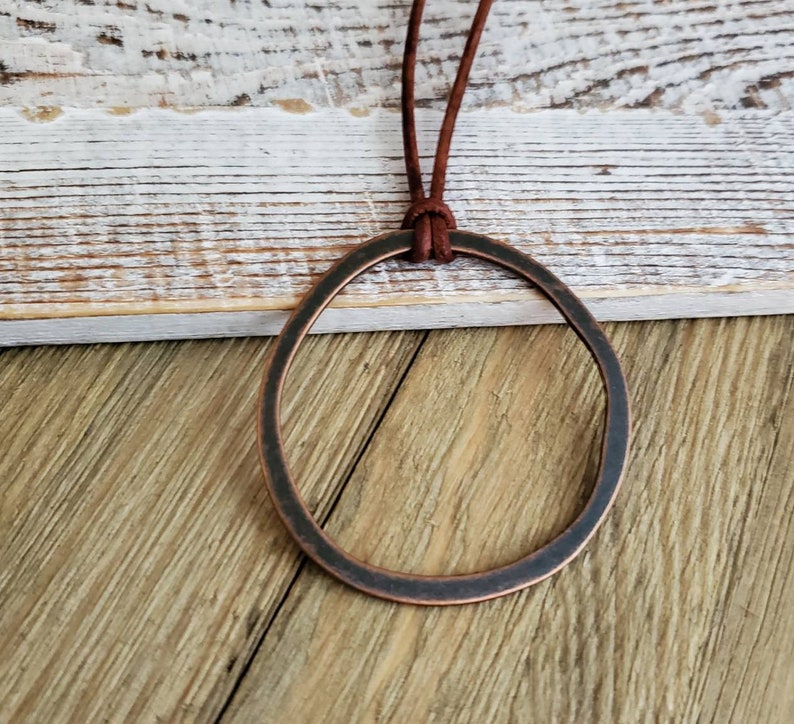 Lange Boho lederen koperen cirkel ketting, Boho Vintage koperen cirkel hanger op leer, verstelbaar afbeelding 5