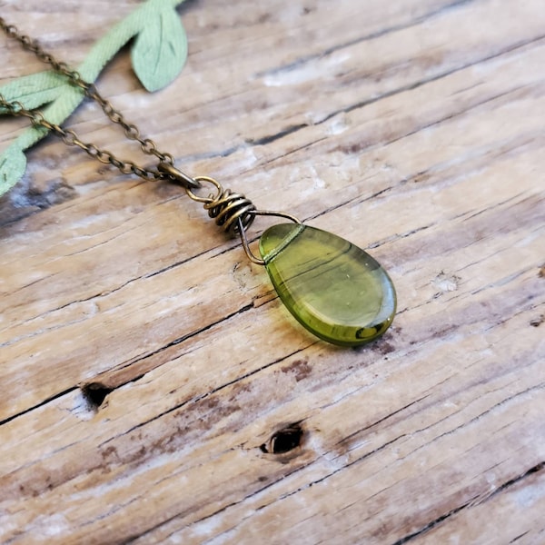 Collier minimaliste en laiton vieilli vert olive, pendentif en verre tchèque olivine enveloppé de fil, pendentif chartreuse, rameau d'olivier