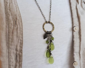 Colar com pingente em forma de lágrima de vidro verde olivina - Corrente de latão envelhecido