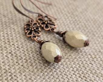Antikes Kupfer und facettierte cremefarbene tschechische Glasperlen-Ohrringe