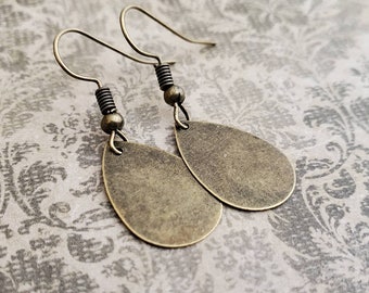 Boucles d'oreilles en forme de larme en bronze minimales, boucles d'oreilles en forme de larme, boucles d'oreilles en forme de larme en laiton simples, boucles d'oreilles en forme de larme minimales en laiton vieilli