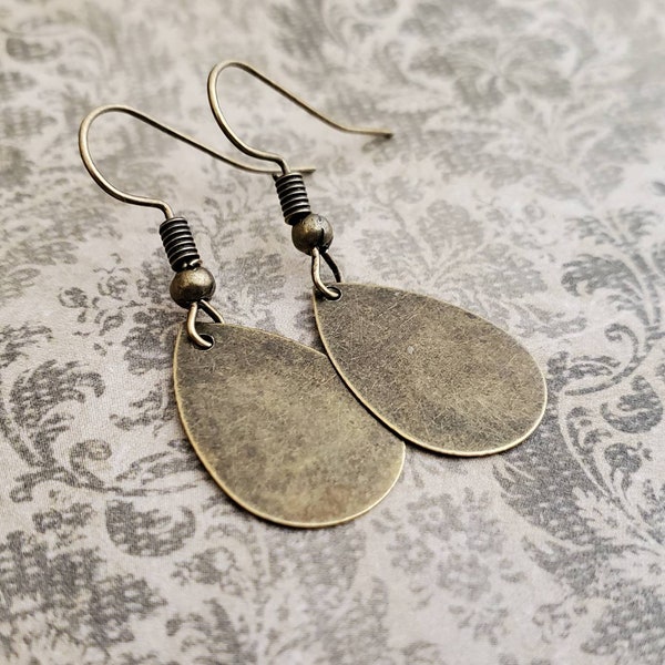 Boucles d'oreilles en forme de larme en bronze minimales, boucles d'oreilles en forme de larme, boucles d'oreilles en forme de larme en laiton simples, boucles d'oreilles en forme de larme minimales en laiton vieilli