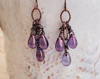 Boucles d'oreilles pendantes en grappe de verre violet irisé rustique en cuivre vieilli, Boucles d'oreilles en grappe violettes en cuivre rustique, bohème, fil enveloppé