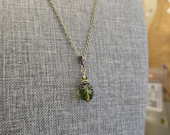 Colar com pingente de vidro facetado verde olivina: estilo vintage Downton Abbey