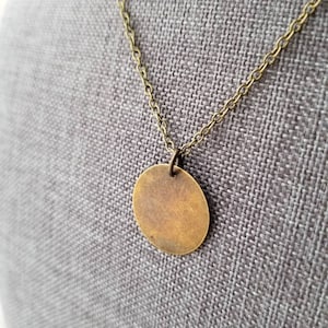 Collier pendentif disque en argent mat, cuivre ou laiton : superposition minimaliste, 15 mm