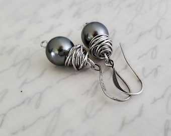 Pendientes de perlas Swarovski gris oscuro: colgante con alambre envuelto de forma desordenada