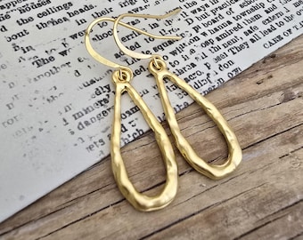 Pendientes de lágrima abiertos de oro martillado, pendientes de lágrima con contorno texturizado de oro, pendientes de lágrima finos dorados, pendientes de oro con clase