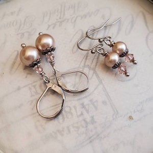 Pendientes vintage de perla rosa: rosa chintz de plata envejecida