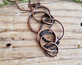 Verouderde koperen multiringketting: boho-hanger met laagjes, gestapelde ringen