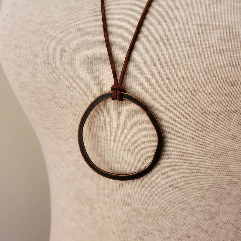 Lange Boho lederen koperen cirkel ketting, Boho Vintage koperen cirkel hanger op leer, verstelbaar afbeelding 6