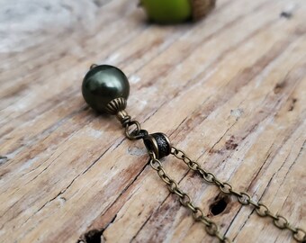Colar vintage em latão com pingente de pérola Swarovski verde-oliva