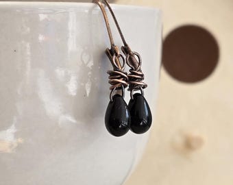 Brincos em formato de gota de vidro checo preto, com acabamento em fio de cobre envelhecido, estilo boho.