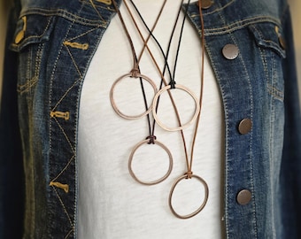 Lange leren koperen cirkelketting: verstelbare boho-hanger