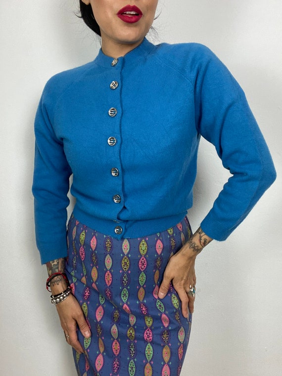 1950s Bombshell Sweater Girl Cardigan Sweater, Blu