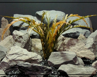Samambaia artificial com folhas em formato de pena (tons de outono) – Planta decorativa para terrário de répteis | PRP288s