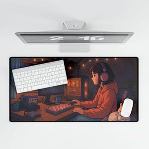 Puede incluir: Alfombrilla de ratón con una ilustración de estilo anime de una persona jugando. La escena incluye una computadora, teclado, auriculares y un gato. La paleta de colores es cálida, con tonos naranja y marrón.
