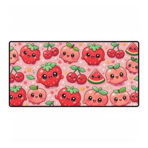 Puede incluir: Una alfombrilla de escritorio rectangular con un patrón repetido de frutas de dibujos animados. El diseño incluye fresas, cerezas, melocotones y rodajas de sandía sonrientes sobre un fondo rosa con estrellas.