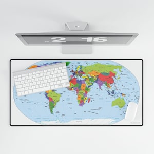 Può includere: Tappetino per scrivania rettangolare con una mappa del mondo colorata che mostra i confini dei paesi. Una tastiera e un mouse bianchi sono posizionati sul tappetino. Un monitor per computer è sopra.
