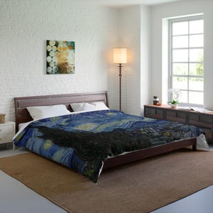 Puede incluir: Una cama con estructura de madera marrón oscuro y una colcha con un diseño de noche estrellada en tonos azules, amarillos y negros. La habitación tiene paredes blancas, una ventana y una pintura decorativa.