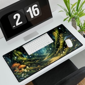 Puede incluir: Alfombrilla de escritorio rectangular con un diseño de bosque de fantasía, que incluye setas y luces brillantes. Un teclado y un ratón blancos están sobre la alfombrilla, con un monitor de ordenador que muestra la hora.