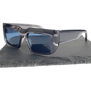 ETE Polarisierte Sonnenbrille - Grauer Acetatrahmen mit dicken blauen Gläsern | Mutige Unisex Fashion Eyewear