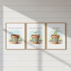 Könnte beinhalten: Set aus drei gerahmten Kunstdrucken. Jeder Druck zeigt eine Aquarellillustration einer Topfpflanze mit Text: "The Seed of Potential", "Grows with Patience" und "Into Bloom". Die Töpfe sind braun mit blauen und grünen Wirbelmustern.