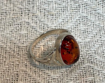 Ovaler baltischer Bernstein-Ring