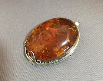 Oval baltic amber pin/pendant