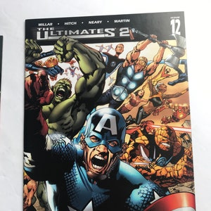 Könnte beinhalten: Das Cover der Comic-Ausgabe #12 von The Ultimates 2, mit einer Gruppe von Superhelden, darunter Captain America, Hulk, Thor und Iron Man. Das Cover ist im Comic-Stil mit einer leuchtenden, farbenfrohen Palette illustriert. Der Text auf dem Cover lautet "The Ultimates 2" und "The Avengers".
